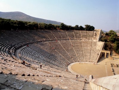 Pohled na divadlo Epidaurus realizované architektem Polyclete le Jeune v Řecku. od Polycletus (active c.450 c.415 BCE)