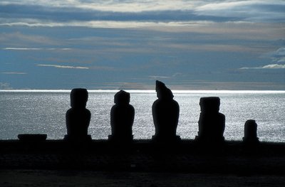 Sochy Moai, národní park Rapa Nui, Velikonoční ostrov, Chile od Polynesian Polynesian