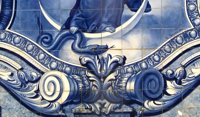 Detail dekorativního panelu zobrazující Pannu Marii drtící hada, Lamego, Portugalsko. 1738 (keramické dlaždice) od Portuguese School
