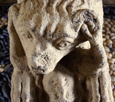 Lev požírá muže, základna sarkofágu D. Afonso Pires, bývalý biskup z Porta, Lamego, Portugalsko c.1372 (kámen) od Portuguese School