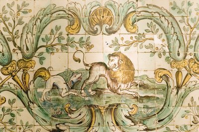Majolika zobrazující dlaždice psa honícího lva, z Lovecké místnosti v Palacio da Praia, Belem, kolem roku 1680 (keramika) od Portuguese School