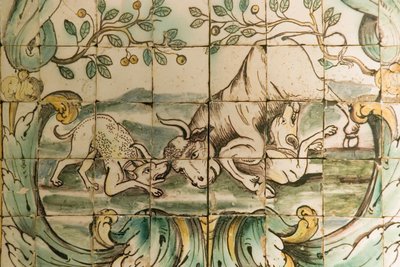 Majolikové dlaždice zobrazující psy útočící na býka, z Lovecké místnosti v Palacio da Praia, Belem, kolem roku 1680 (keramika) od Portuguese School