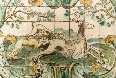 Majolikové dlaždice zobrazující psy honící jelena z Lovecké místnosti v Palacio da Praia, Belem, kolem roku 1680 (keramika) od Portuguese School