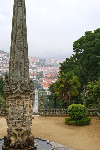 Svatyně Nossa Senhora dos Remedios obelisk, Lamego, Portugalsko. 1738 (žula) od Portuguese School