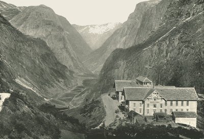 Údolí a hotel, Stalheim, Norsko, 1895. od Poulton and Co