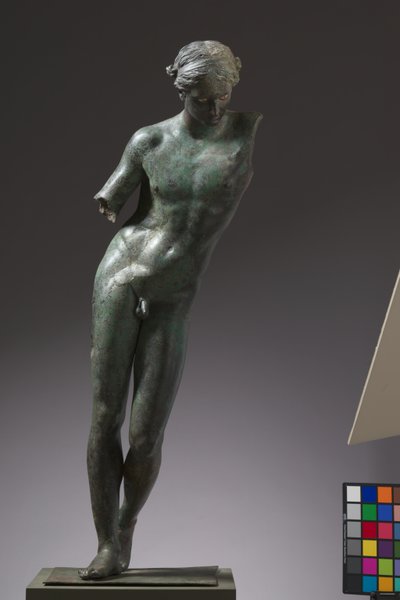 Apollo the Python-Slayer, cca 350 př. n. l. (bronzová, měděná a kamenná intarzie) od Praxiteles
