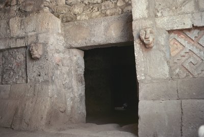 Dveře s vyřezávanými hlavami, pozdní poklasické období od Pre Columbian