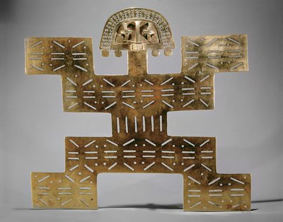 Odlévaný prsní Tumbaga, z Huaca del Dragon, Caldas, Kolumbie, styl Tolima (zlato) od Pre Columbian