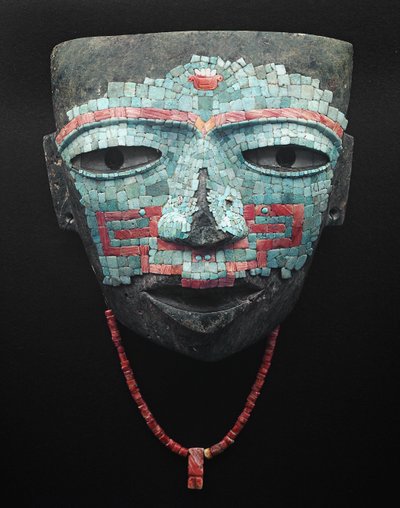 Smuteční maska pokrytá tyrkysovou a červenou mušlí mozaikou. Artefakt z Teotihuacánu, Mexico City. Civilizace Teotihuacánu - Předkolumbijské umění: pohřební maska z tyrkysových a růžových kamenů pocházející z civilizace Teotihuacánu III (300-650 n. l.) Mex od Pre Columbian Pre Columbian