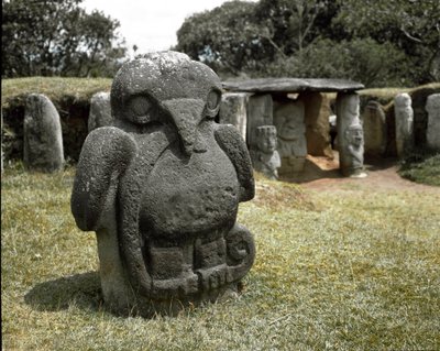 Megalitická socha ptáka držícího hada od Pre Columbian Pre Columbian