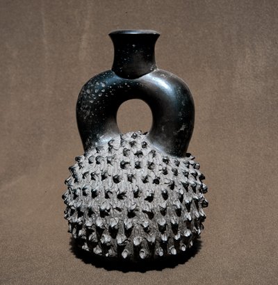 Předkolumbovské umění, civilizace cupisnique: váza ve tvaru brouka a granátového jablka. 300 př. n. l. – 100 n. l. Lima, Národní muzeum antropologie a archeologie, Peru od Pre Columbian Pre Columbian