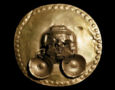Předkolumbovská civilizace Calima: zlatý prsní sval. 7.-15. století Bogota, Museo de Oro Kolumbie od Pre Columbian Pre Columbian
