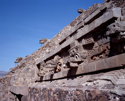 Předkolumbovská civilizace: pohled na místo Teotihuacan (300 př. n. l. – 600 n. l.): chrám Quetzalcoatla nebo chrám opeřeného hada. Mexiko od Pre Columbian Pre Columbian