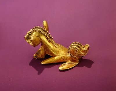 Přívěsek Tairona zobrazující dvouhlavé zvíře, 7.-8. století našeho letopočtu (zlato) od Pre Columbian Pre Columbian