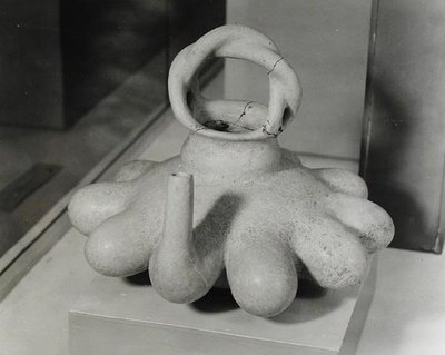 Váza zdobená deseti bradavkami, Huastecan, asi 1000-1250 (terakota) (čb fotografie) od Pre Columbian Pre Columbian