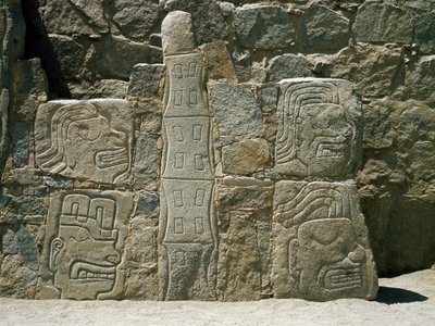 Stěna s reliéfy válečníků od Pre Columbian Pre Columbian