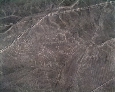 Letecký pohled na postavu opice, Nazca Lines (fotografie od Prehistoric Prehistoric