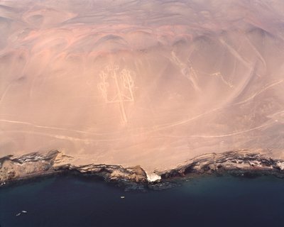 Letecký pohled na Paracas Candelabra nebo Candelabra of the Andes, v Pisco Bay (1983 - Fotografie) od Prehistoric Prehistoric