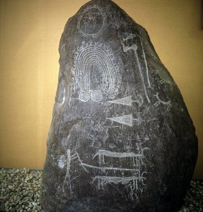 Civilizace Camunni, pravěk, skalní umění: hrobová skála, zvířata, hroty šípů a spirály - stéla Bagnolo typ 2 ve Valcamonica (údolí Camonica) (Itálie). od Prehistoric Prehistoric