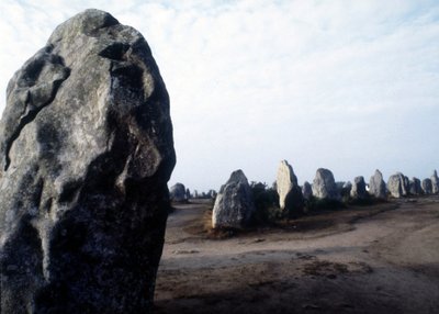 Megalitické památky Carnac v Kermario. od Prehistoric Prehistoric