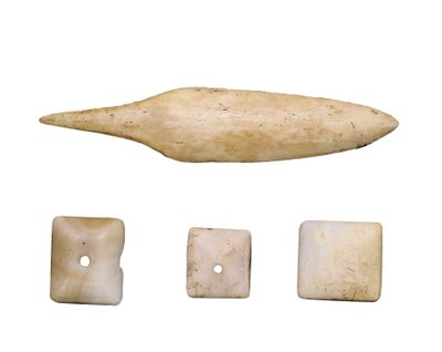 Prehistoire (Neolitique): Hrot šípů a kostěné knoflíky. Z jeskyně Toralla (Lleida) od Prehistoric Prehistoric