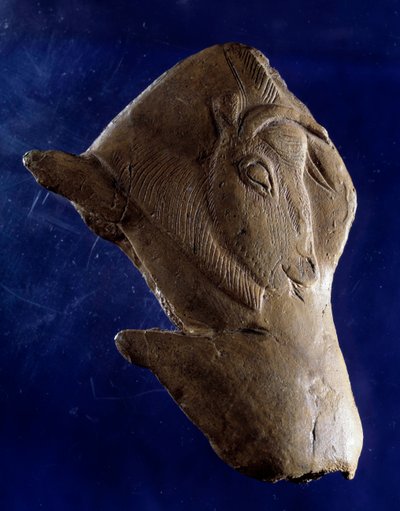 Prehistorické umění (horní magdalénština): „“Bison vstává““ Socha ze sobího dřeva z úkrytu Madeleine v Dordogne. 11000 před naším letopočtem. Slunce 0,10 m. Saint Germain en Laye, Národní muzeum archeologie od Prehistoric Prehistoric