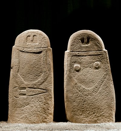 Prehistorické umění: dva menhiry muže a ženy z doby železné z lokality Lunigiana poblíž La Spezia v Itálii. 1100-800 před naším letopočtem. La Spezia, Komunální muzeum civilizace Lunigiana od Prehistoric Prehistoric