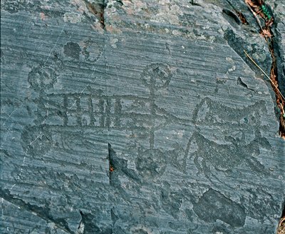 Prehistorie: civilizace Camunni: vůz vystřelený koňmi, kola jsou znázorněna paprsky a koně jsou z profilu ve snaze prospektovat. Skalní rytina skály 23 od Naquane (Valcamonica, Val Camonica, Brescia). Období mezi neolitem a br od Prehistoric Prehistoric