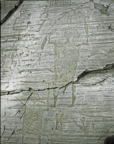 Pravěk, civilizace Camunni, skalní umění: hrobová skála stylizovaných vyobrazení válečníků, detail zobrazující Velkého válečníka (V. 80 cm) vyzbrojeného meči a štítem. Období mezi neolitem a dobou bronzovou. Roche n. 50. Naquane (Brescia) od Prehistoric Prehistoric
