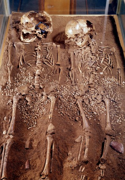 Pravěk: Kostry dvou dětí. 30000-25000 před naším letopočtem. Z jeskyně Grimaldi. Saint Germain en Laye, Muzeum národní archeologie od Prehistoric Prehistoric