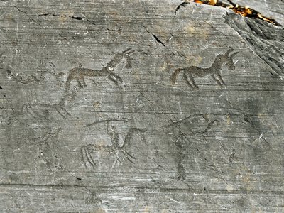 Prehistorie, civilizace Camunni, skalní umění: vážná skála lovecké scény, lovec máchá kopím. Období mezi neolitem a dobou bronzovou. Capo di Ponte, Národní park Naquane Rock Carvings, Valcamonica, Val Camonica, Itálie od Prehistoric Prehistoric