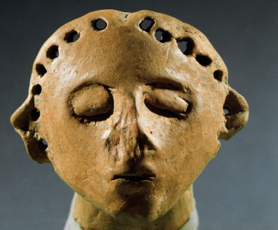Prehistorie, kultura Cucuteni-Trypillia (Cucuteni Trypillia nebo Tripolya): hlava hliněné sochy. 3000 př. n. l. neolit, doba kamenná. Kišiněv (Kišiněv), Historický ústav věd Moldavské republiky od Prehistoric Prehistoric