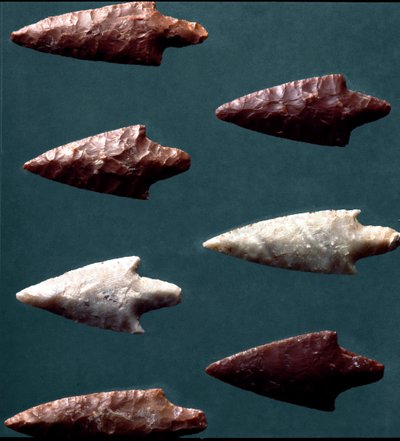 Pravěk, kultura Rinaldone (Montefiascone): šípy z nekropole Rinaldone. Doba měděná. eneolit. 2200 před naším letopočtem. Řím, Národní muzeum prehistorické etnografie Luigiho Pigoriniho od Prehistoric Prehistoric