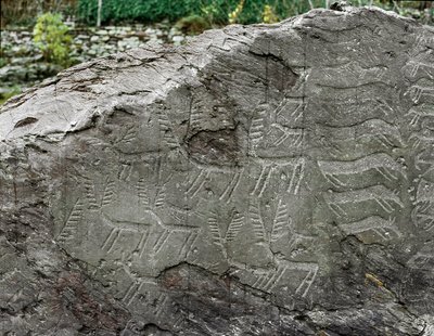 Pravěk, skalní umění: hrobová skála reprezentací jelenů, skotu. Doba měděná. Období eneolitu (chalkolit). Roche ne. 1. Cemmo (Brescia) Národní archeologický park Boulders of Cemmo, Itálie od Prehistoric Prehistoric