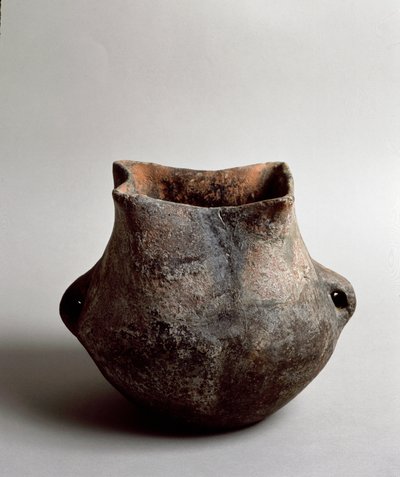 Pravěk: terakotová váza se čtvercovým otvorem z neolitu z Caverna Delle Arene v Candide (Ligurie). Pegli, Muzeum Villa Pallavicini od Prehistoric Prehistoric