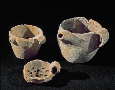Pravěk: různé doplňky nádobí. Doba železná. Z Umbrie. Perugia, Národní archeologické muzeum Umbrie od Prehistoric Prehistoric