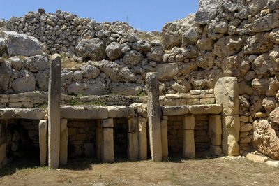 Pravěk: pohled na megalitický chrám Ggantija, pocházející z neolitu (3500-2600 př.nl), ostrov Gozo, Malta (foto) od Prehistoric Prehistoric