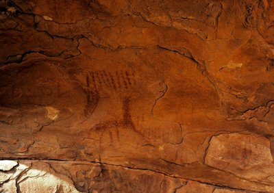 Pravěk: nástěnná malba. Doba kamenná 5000-2000 před naším letopočtem. Taghit, Hoggar Highland (Ahaggar), Alžírsko od Prehistoric Prehistoric