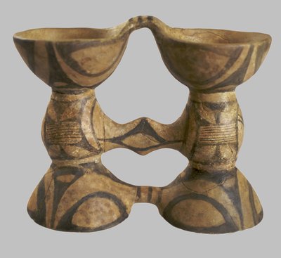 Plavidlo binokulárního tvaru, 4250-3850 před naším letopočtem od Prehistoric Russian Culture