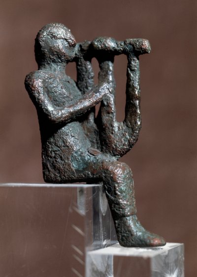 Hudebník hrající na cithar (bronzová soška, 4.–2. století před naším letopočtem) od Punic