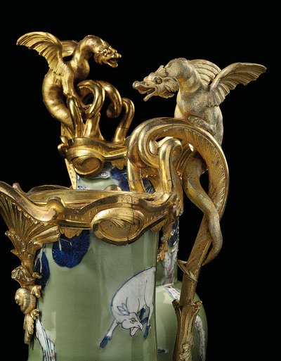 Ein Paar Louis XV Kannen, Porzellan 1662-1722, Montierungen ca. 1745-49 von Qing Dynasty   Kangxi Period Chinese School