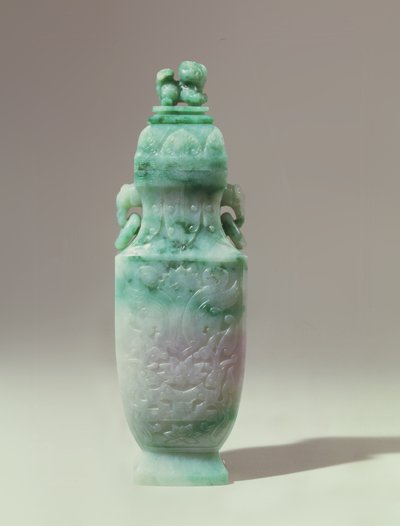 Balusterová váza a klenutý kryt, pozdní dynastie Čching (smaragd a bílý nefrit) od Qing Dynasty Chinese School