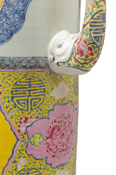 Detail jednoho z páru konví a přikrývek famille rose „mnišská čepice“ (Duomuhu) od Qing Dynasty Chinese School