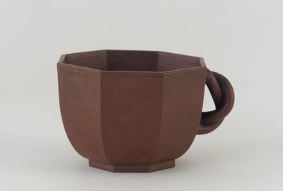 Osmihranný pohár, Chengzhai, pravděpodobně 19. století (neglazovaná kameninová hlína) od Qing Dynasty Chinese School