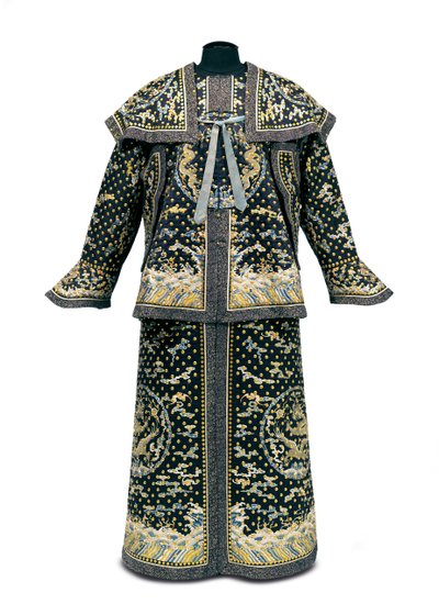 Vzácná slavnostní uniforma císařského gardisty, období Qianlong / Jiaqing (1736-1820) (hedvábný satén) (viz také 992766-7) od Qing Dynasty Chinese School