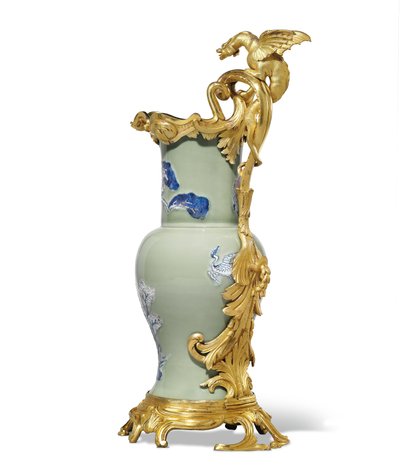 Einer von zwei Louis XV-Kannen, Porzellan 1662-1722, Montierungen ca. 1745-49 von Qing Dynasty   Kangxi Period Chinese