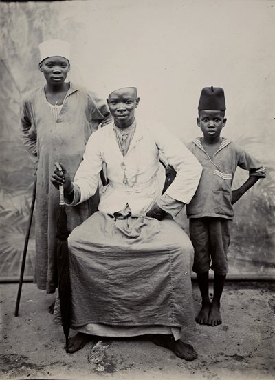 Muž a dva chlapci, Tanzanie (želatinový stříbrný potisk) od R. V. Pereira