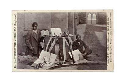 James Chuma a Abdullah Susi s artefakty Davida Livingstone, Newstead Abbey, Anglie, červen 1874 (tisk alba) od R. and Son Allen