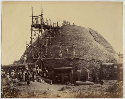 Stupa Sanchi od jihozápadu při opravách od Raja Deen Dayal