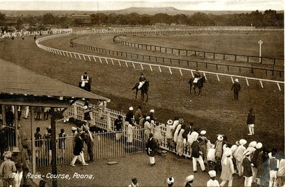 Závodní dráha, Poona, cca 1900-30 (sépiová fotografie) od Raphael Tuck and Sons